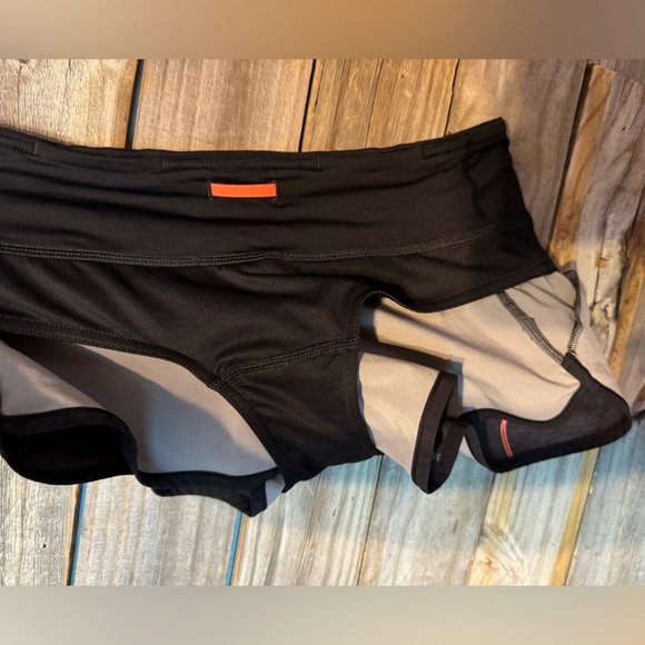 Lululemon-Speed Shorts size 4 - black, grey, orange - Picture 9 of 9